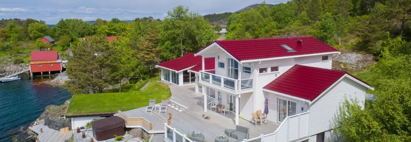 Hvitt hus med rødt tak