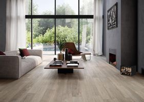 Sittegruppe ved store vinduer