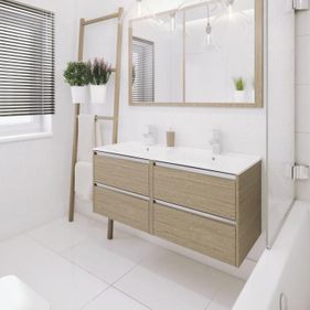 Lyst bad med innredning i tre