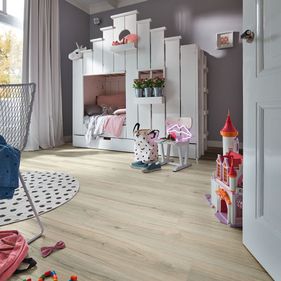 Soverom med moderne gulv og innebygd seng