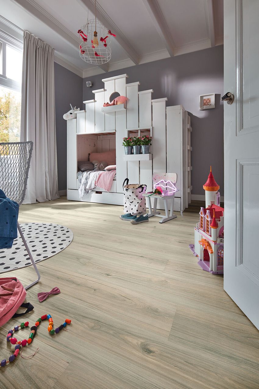 Soverom med moderne gulv og innebygd seng