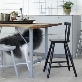 Parkett på kjøkken med spisegruppe