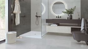 Moderne og stilfult bad med delikate møbler
