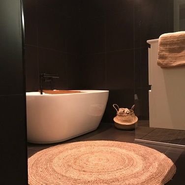 Hvitt badekar og baderomsmatte