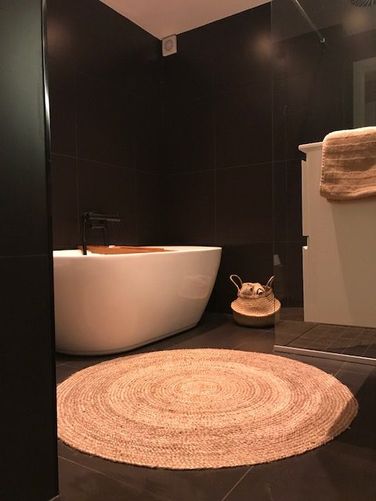 Hvitt badekar og baderomsmatte